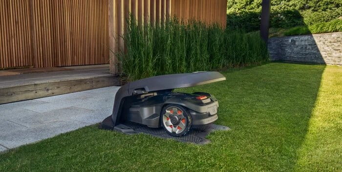 Robotska kosilnica na polnilni postaji